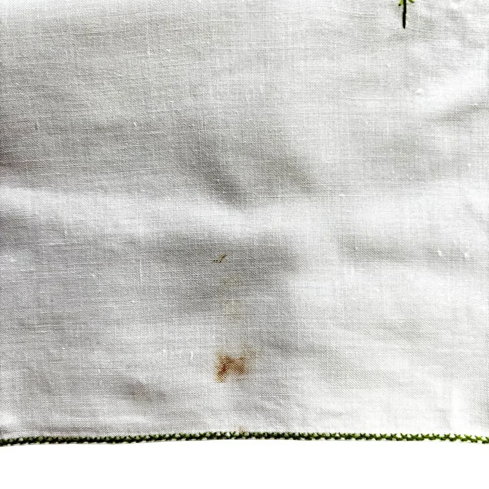 White cotton Christmas holiday tablecloth appliqué & 6 matching napkins flaws